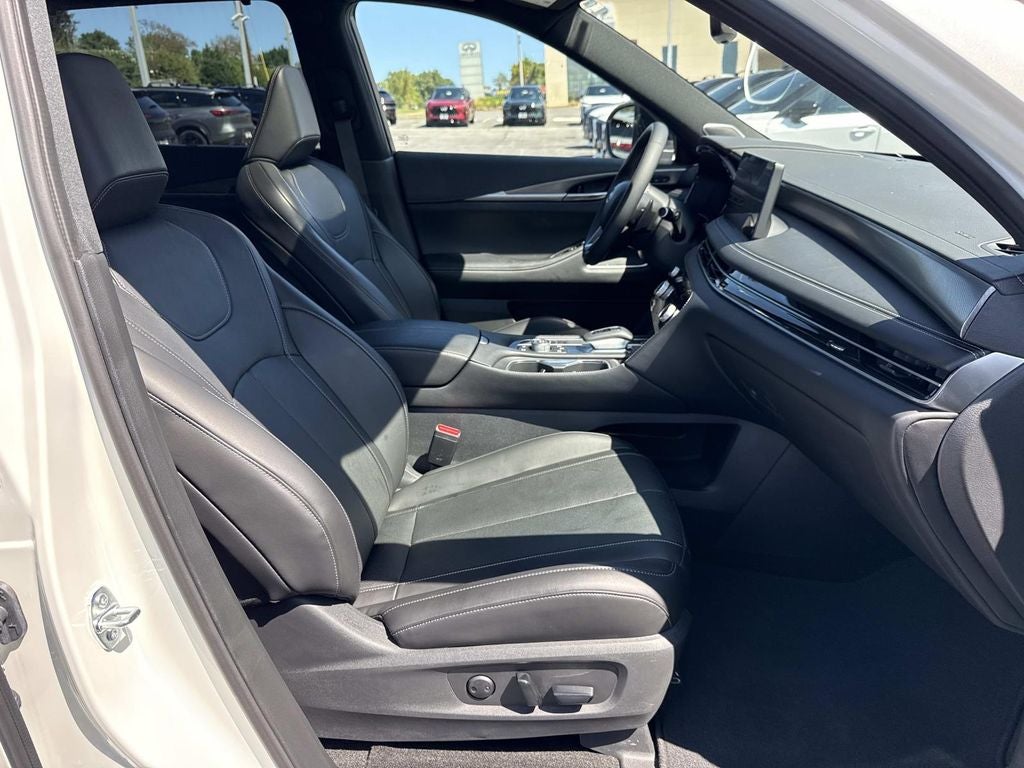 2025 INFINITI QX60 LUXE