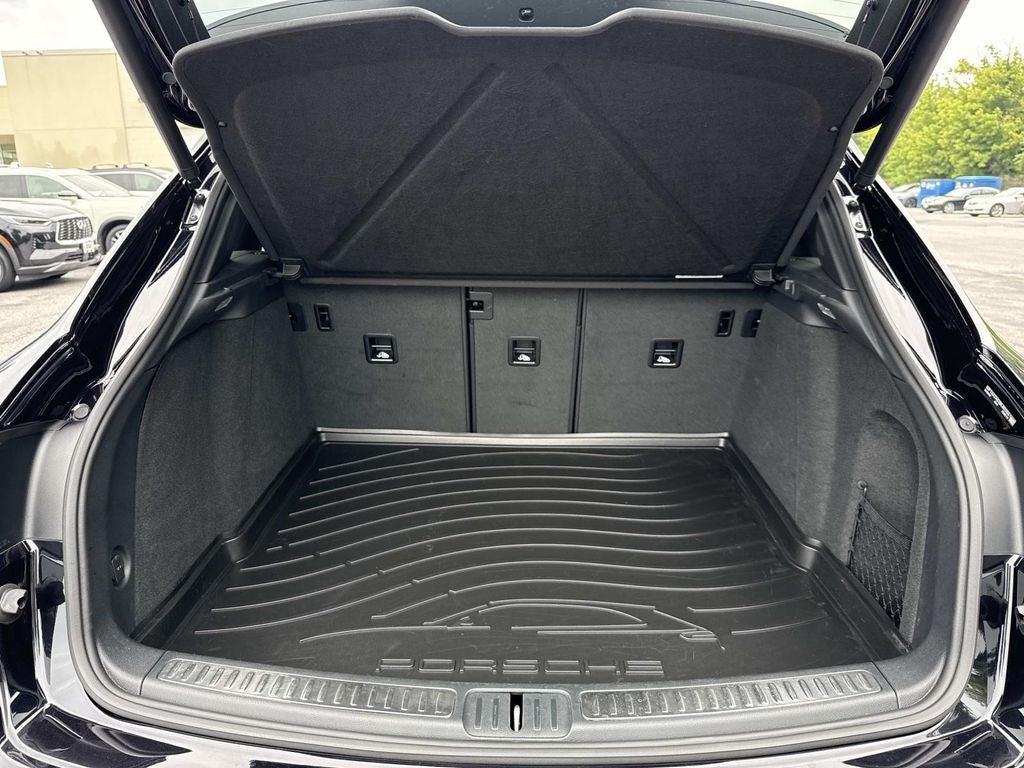 2025 Porsche Macan Base